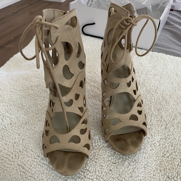 🚨FINAL SALE MUST GO🚨✨🤍BEAUTIFUL ANKLE HEELS🤍✨ - Picture 7 of 8